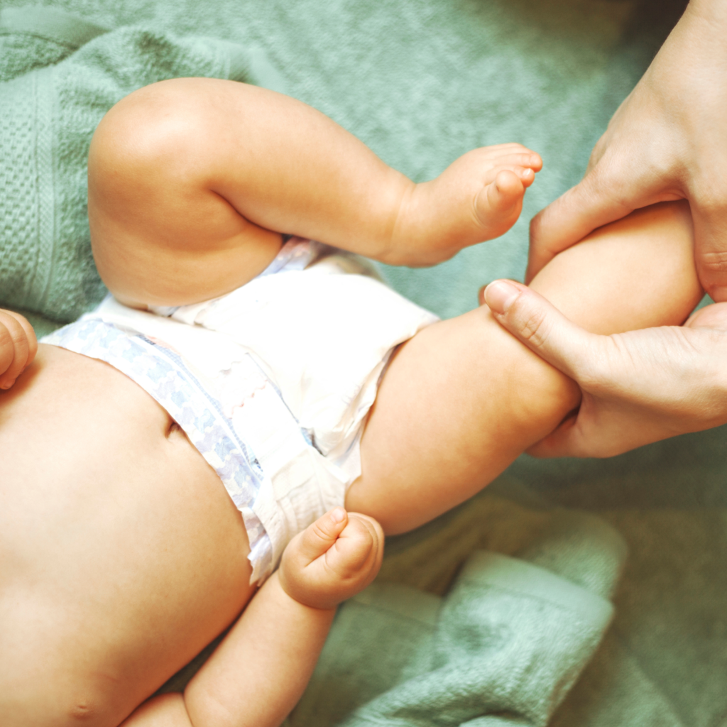massage des jambes de bébé