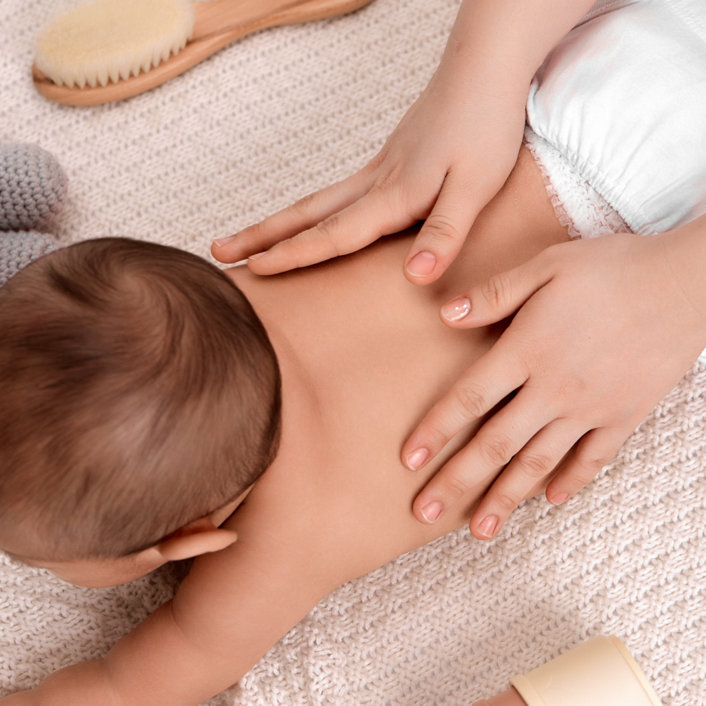 massage du dos bébé