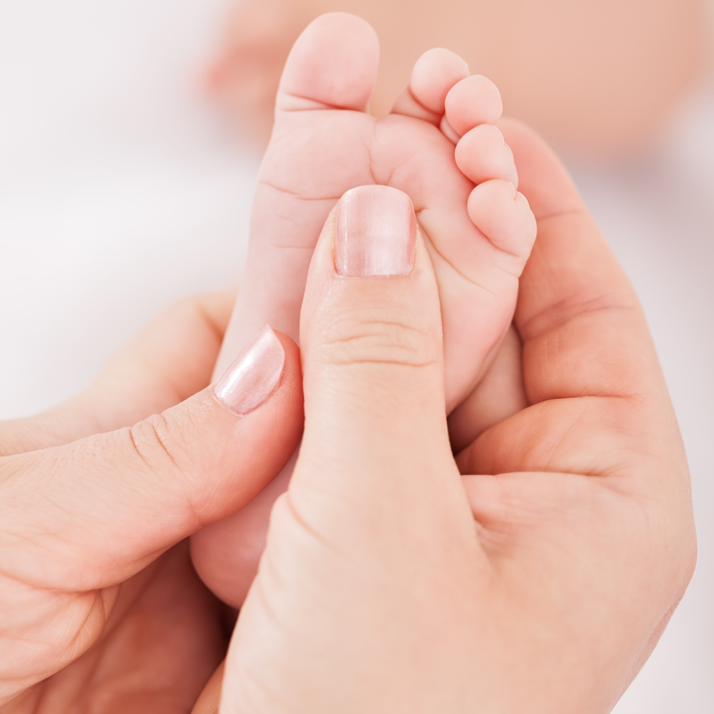 massage pied et jambe de bébé